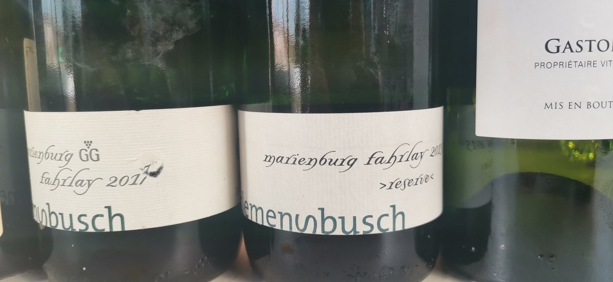 Malditovino's tweet photo. Deutsche Macht! Alemania sigue siendo la potencia del evolucionismo en copa, esa fluida sensación de aromas a diésel, pizarra triturada con aceites y hierbas, el latigazo citrico, la elegancia en boca, la redondez de los #ClemensBusch con años... #Fahrlay #Mosel https://t.co/6h9yZW6ZrY