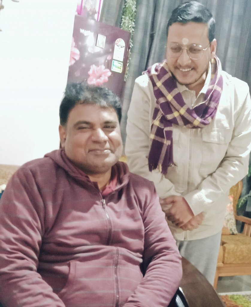 Amritjune97's tweet photo. अपने लखनऊ आवास पर बड़े भाई आनंद वर्मा (असिस्टेंट कमिश्नर)प्रयागराज भोजन पर आमंत्रित किया और उनका मार्गदर्शन प्राप्त किया 🤗 https://t.co/kYABJEl3Iw