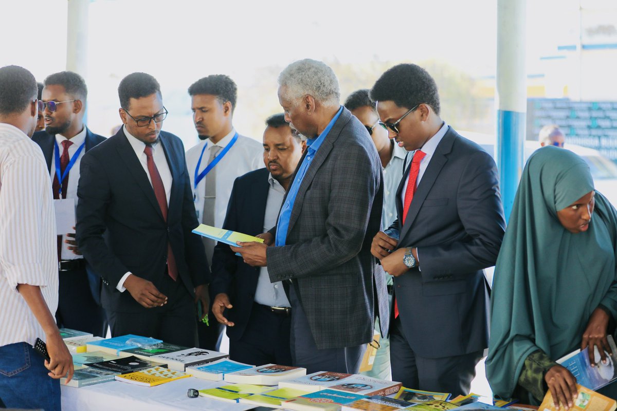 Waxaan halkaan hambalyo uga diraya Dhalinyarada Galmudug oo aan ka mid ahay waxaa Caasimadda Galmudug ee Magaalada Dhuse-mareeb lagu so bandhigay Book Fairkii ugu Horeyay oo maanta la dahfuray.