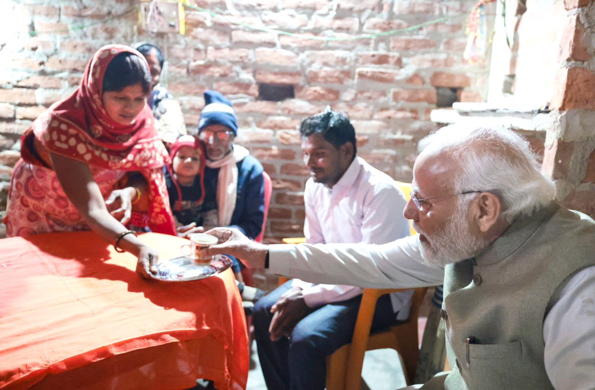 PIBKolkata's tweet image. PM Modi’s visit to Ujwalla Beneficiary Meera Manjhi

 #PMModi 
 #PMModiInAyodhya 
#MeeraManjhi 
@PIB_India 
@MIB_India
