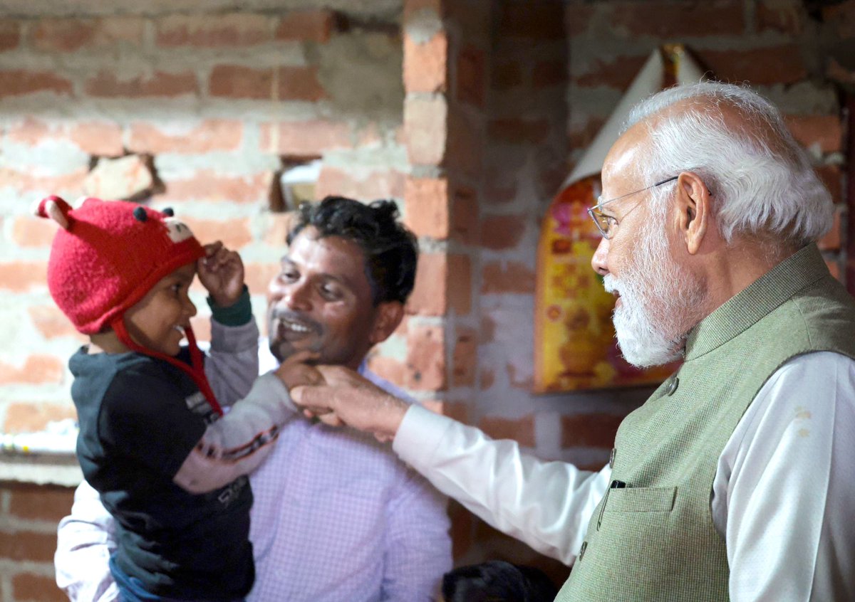 PIBKolkata's tweet image. PM Modi’s visit to Ujwalla Beneficiary Meera Manjhi

 #PMModi 
 #PMModiInAyodhya 
#MeeraManjhi 
@PIB_India 
@MIB_India