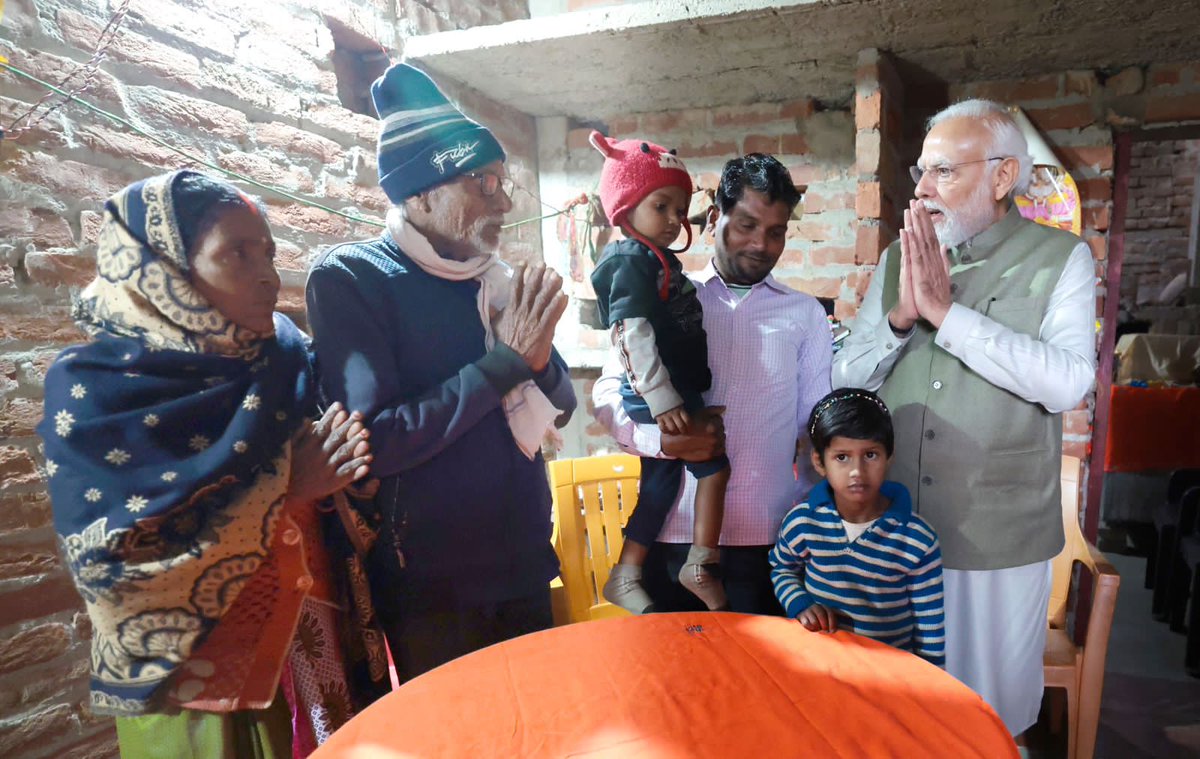 PIBKolkata's tweet image. PM Modi’s visit to Ujwalla Beneficiary Meera Manjhi

 #PMModi 
 #PMModiInAyodhya 
#MeeraManjhi 
@PIB_India 
@MIB_India