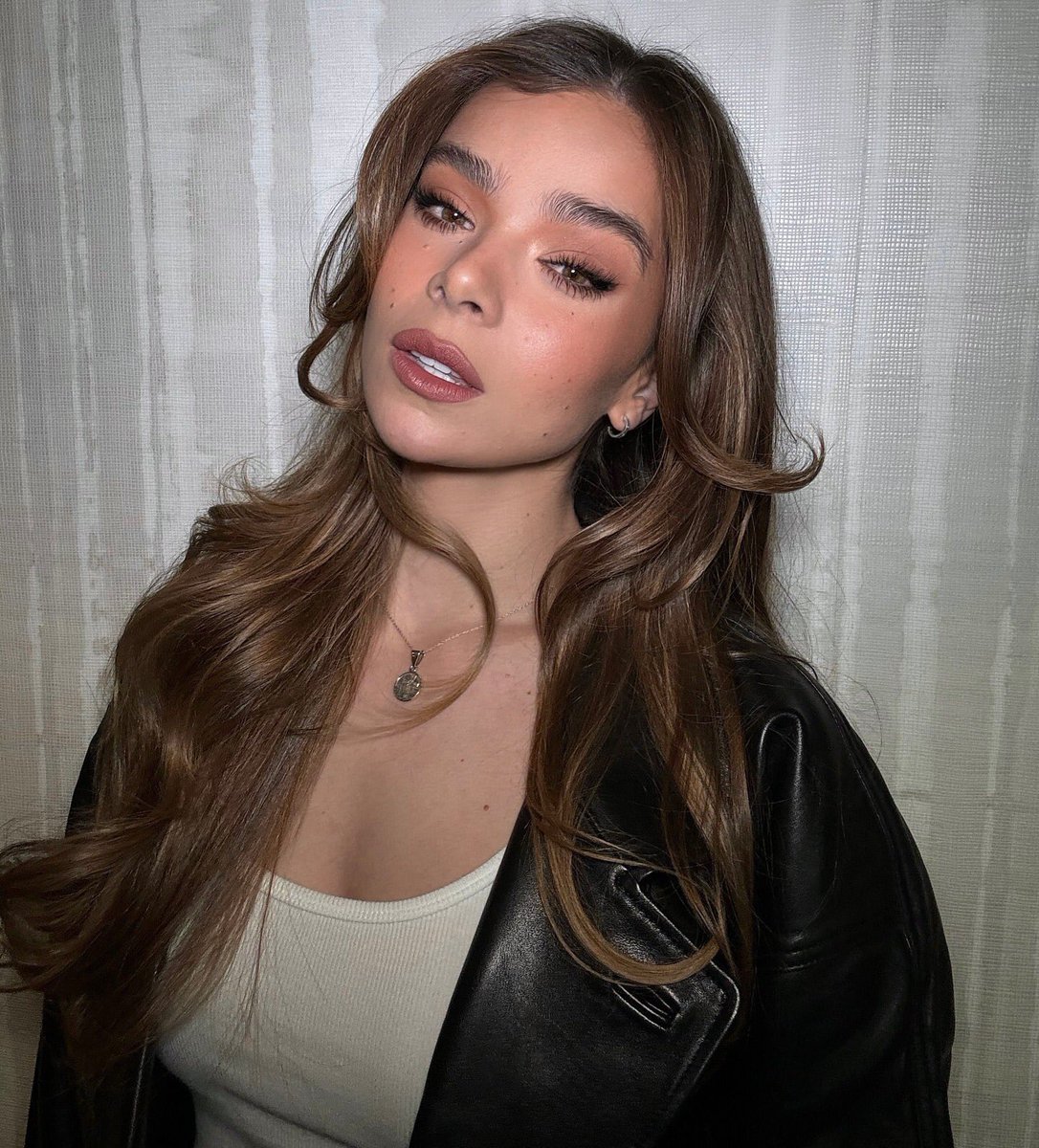 archiveshailee's tweet photo. HAILEE STEINFELD OH MY GOD https://t.co/Rm5Ws2ZioX