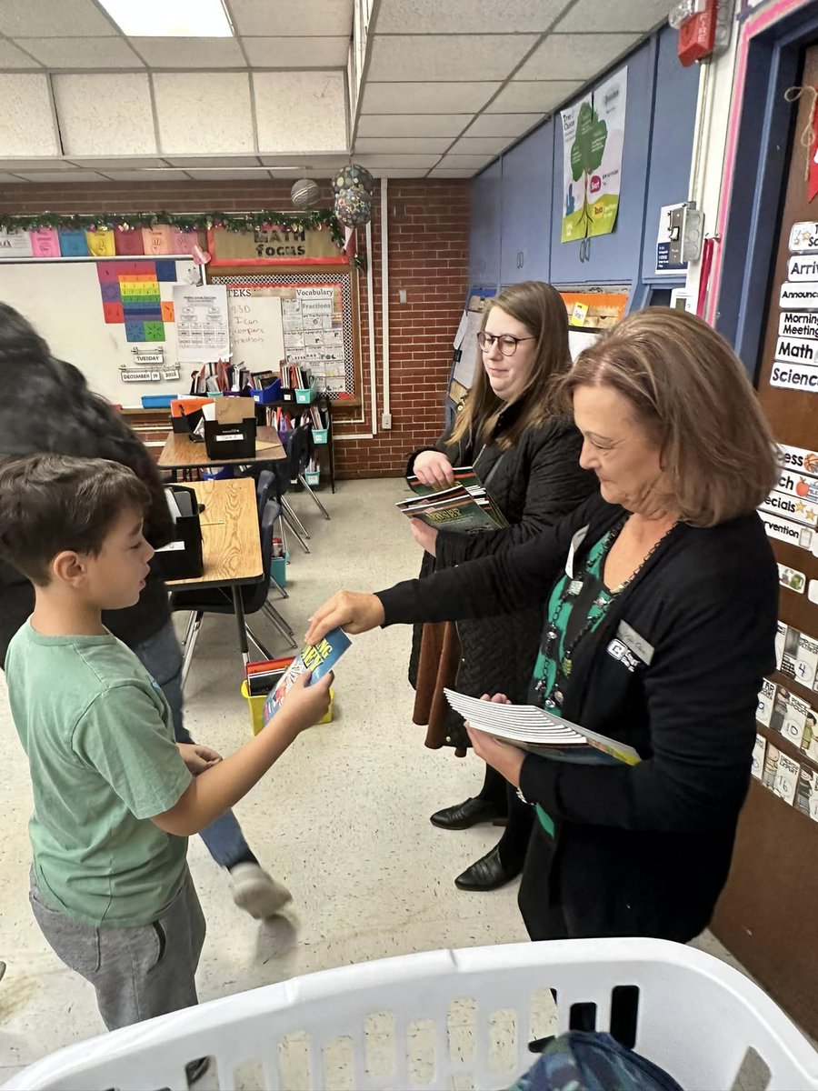 WacoISD's tweet photo. EARLY CHRISTMAS GIFTS! Christmas came early for Alta Vista Elementary 4th and 5th graders with a visit from Community Bank &amp; Trust that gifted each student a new book and shared some financial literacy lessons for holiday spending! Happy holidays from CB&amp;T! #LeadForResults https://t.co/DwVV3ERjJp