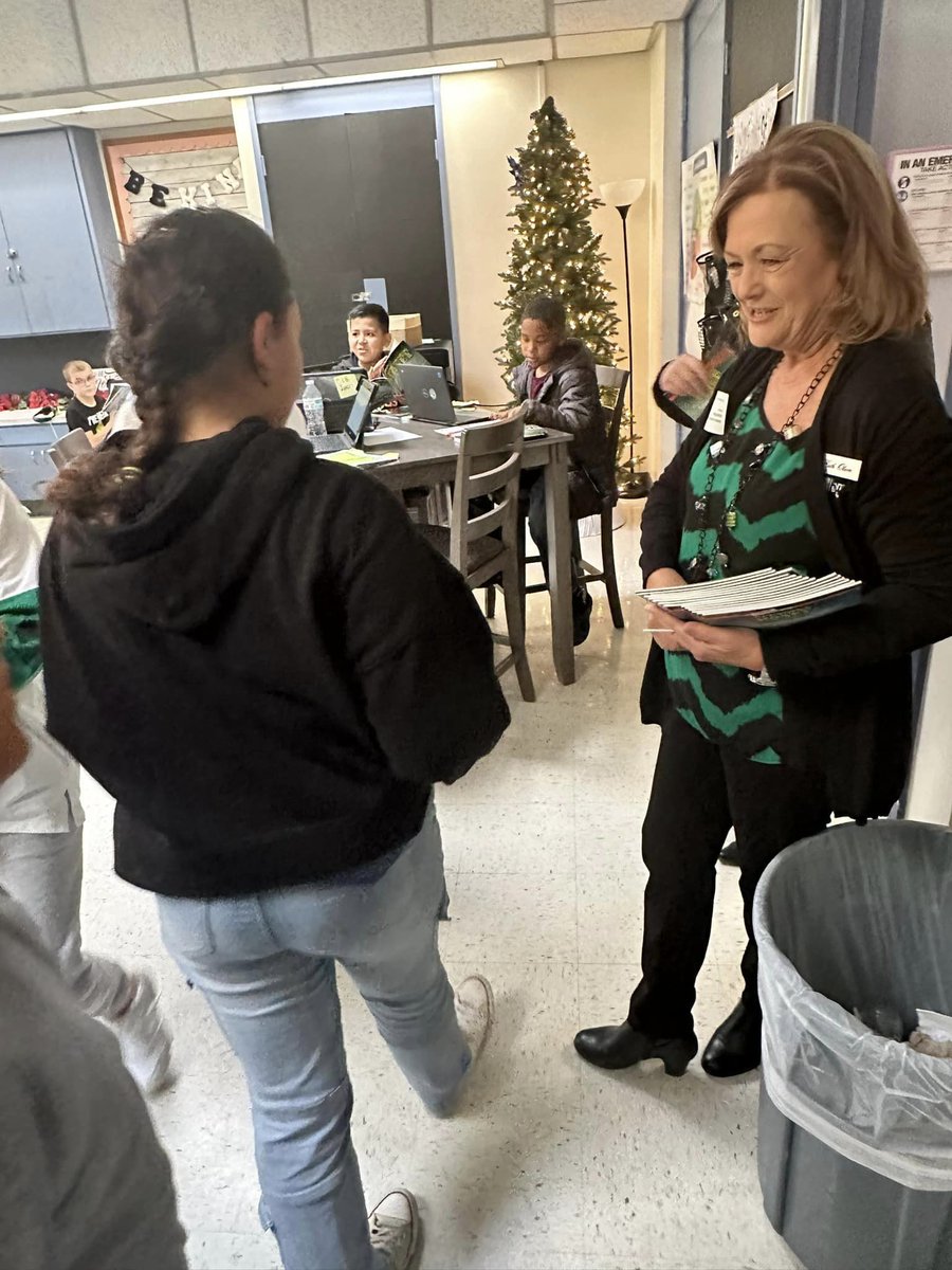 WacoISD's tweet photo. EARLY CHRISTMAS GIFTS! Christmas came early for Alta Vista Elementary 4th and 5th graders with a visit from Community Bank &amp; Trust that gifted each student a new book and shared some financial literacy lessons for holiday spending! Happy holidays from CB&amp;T! #LeadForResults https://t.co/DwVV3ERjJp
