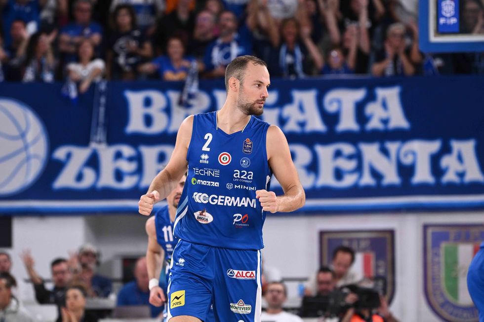 parallelecinico's tweet photo. Triple segnate da Bilan in 40 minuti: 1.
Triple segnate da tutta Milano, escluso Melli, in 40 minuti: 0.
Brescia batte Milano e la stacca di 6 punti in classifica.
#serieatipo https://t.co/JYZgGRzOzr
