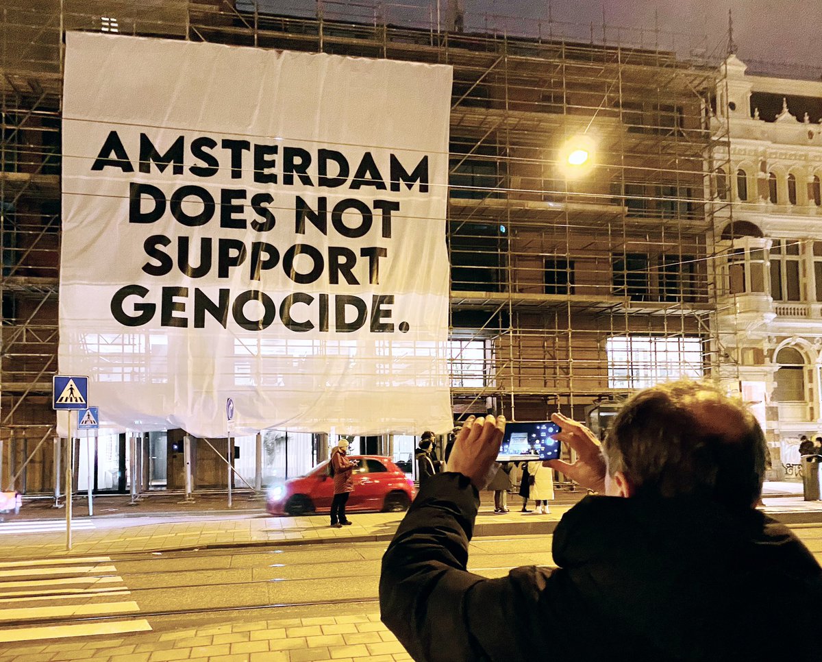 Stil protest in Amsterdam❌❌❌ 
.
.
.
(c)alphons nieuwenhuis #iloveamsterdam #iamsterdam #amsterdam # #netherlands #capital #streetphotography #oldcity #citycenter #warisoverifyouwantit #protest #peace