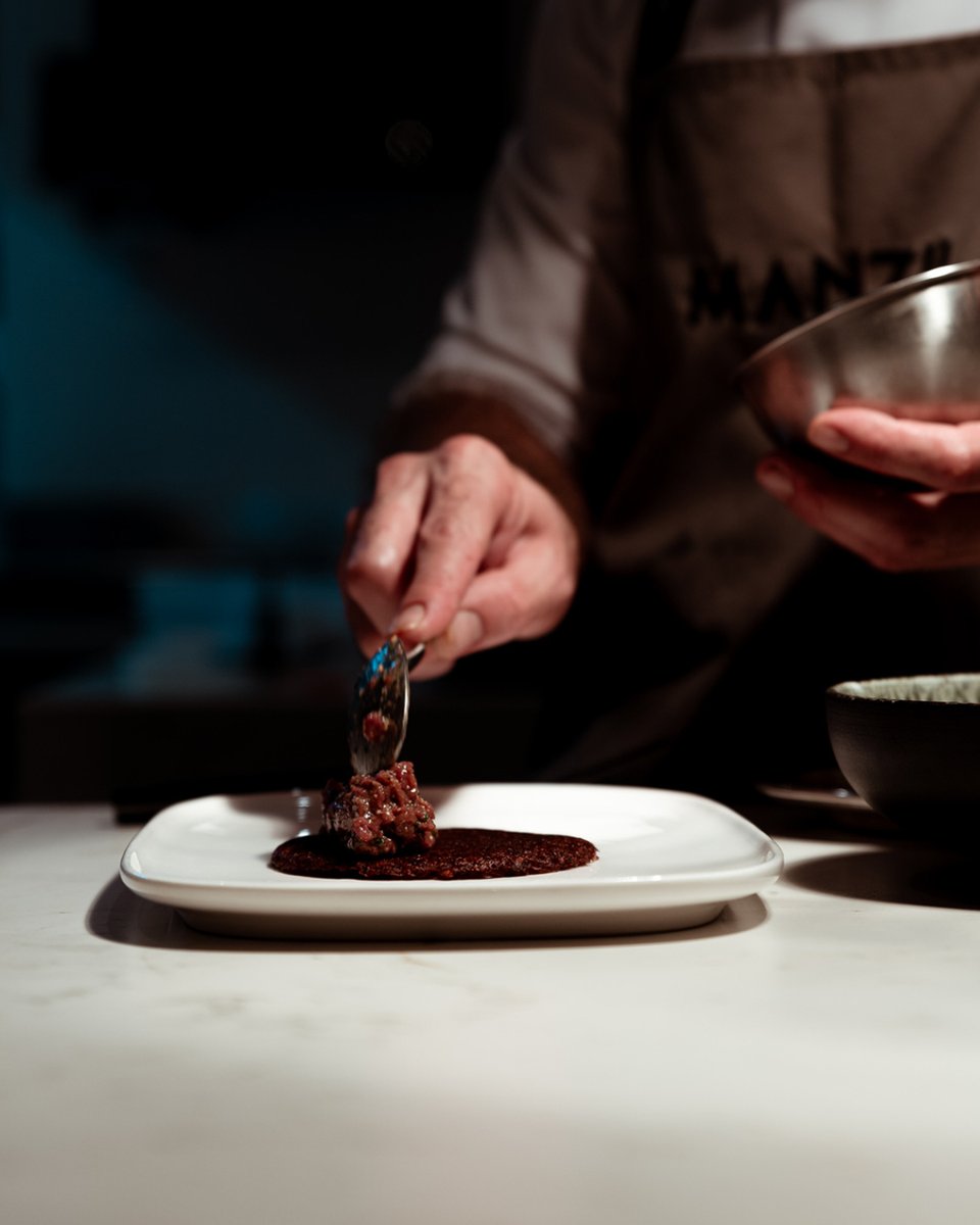 Último servicio del año, ha sido un honor tenerles en casa durante este 2023. Por un 2024 en el que la salud, la felicidad y la gran gastronomía forme parte de nuestras vidas. ¡Salud!
.
🌍 restaurantemanzil.com
☎️ 854 745 906 / 622 909 082
📍 C/ Alfonso XII 13 #Sevilla
