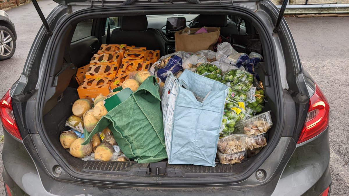 CropDropBanes's tweet photo. There was an abundance of surplus vegetables between Christmas and New Year, which we couldn't resist distributing to Community Larders in the Somer Valley: Clutton, Paulton and Timsbury received their share of over 350kg or 4 trolley loads of veg! https://t.co/AIMT0U6Wp3