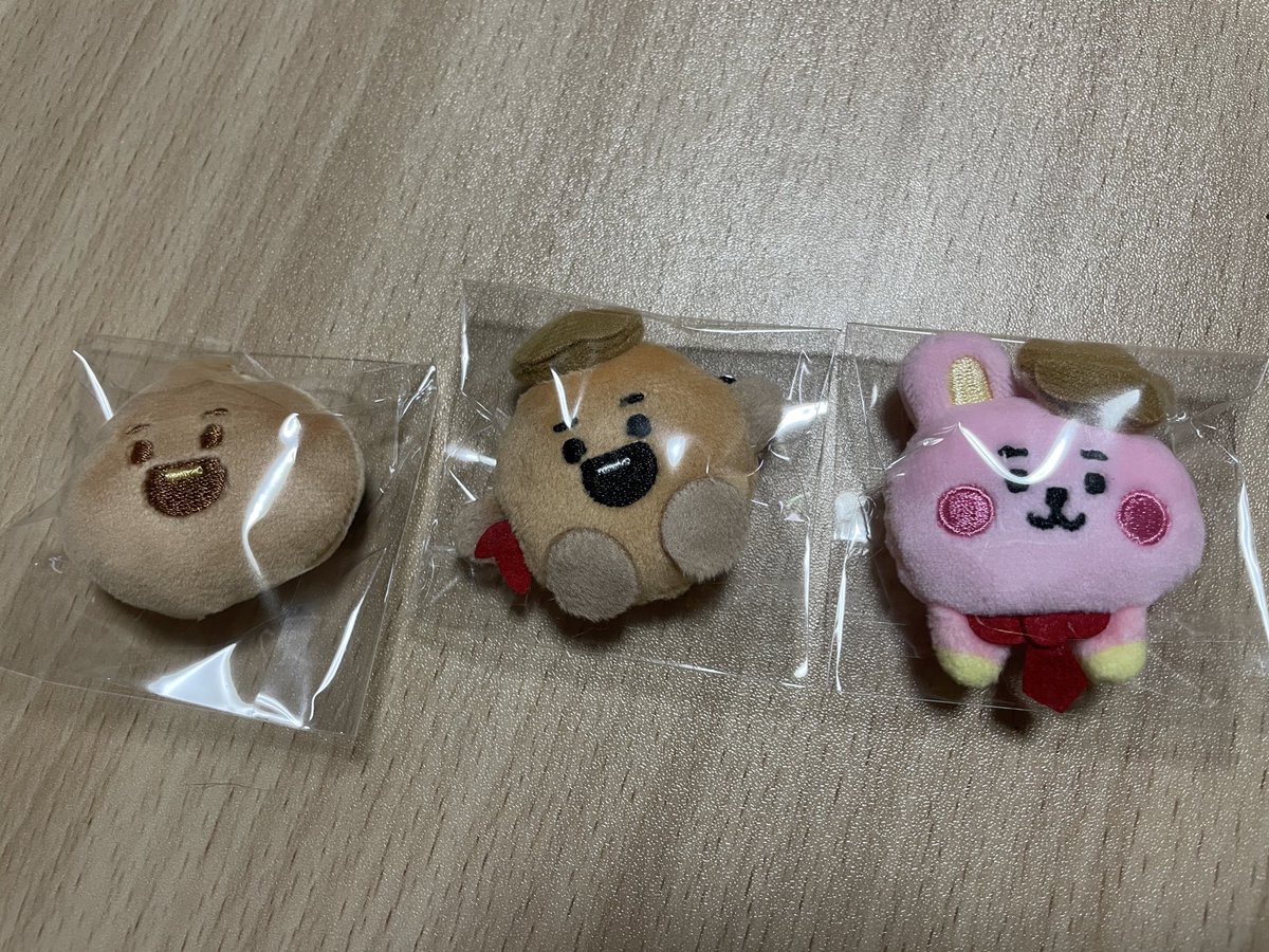 amnos_o_miya's tweet photo. bt21 ファミマ　ファミリーマート限定
ぬいぐるみバッジ　交換

【譲】COOKY クッキー　パン屋さん
        SHOOKY シュキ  パン屋さん   パン

【求】CHIMMY チミー　パン屋
        TATA タタ  パン

交換してくださる方いらっしゃいましたら
お気軽にコメントお願いします🙇🏻‍♀️

CHIMMY>>>>TATAです。 https://t.co/K1bQR5rNrO