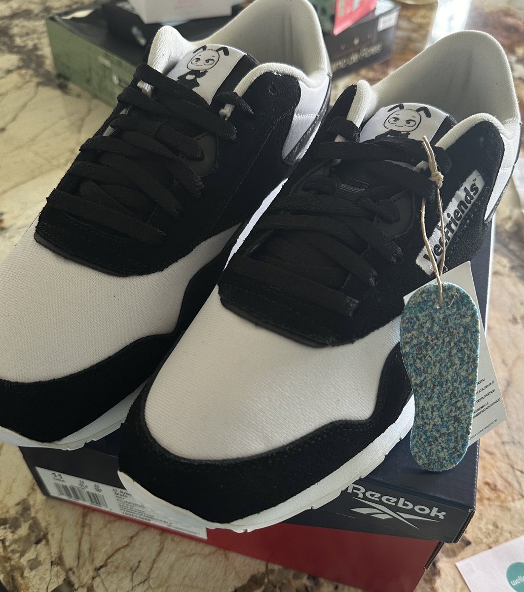 YOOOO <a href="/krainak/">Andy Krainak</a> and <a href="/veefriends/">VeeFriends</a> came in clutch with some heat!!!!

making massive moves you love to see it 

<a href="/garyvee/">Gary Vaynerchuk</a> let me know when you’re ready to come on the podcast! i will meet you anywhere in the world and of course i’ll rock the shoes. love 🤝