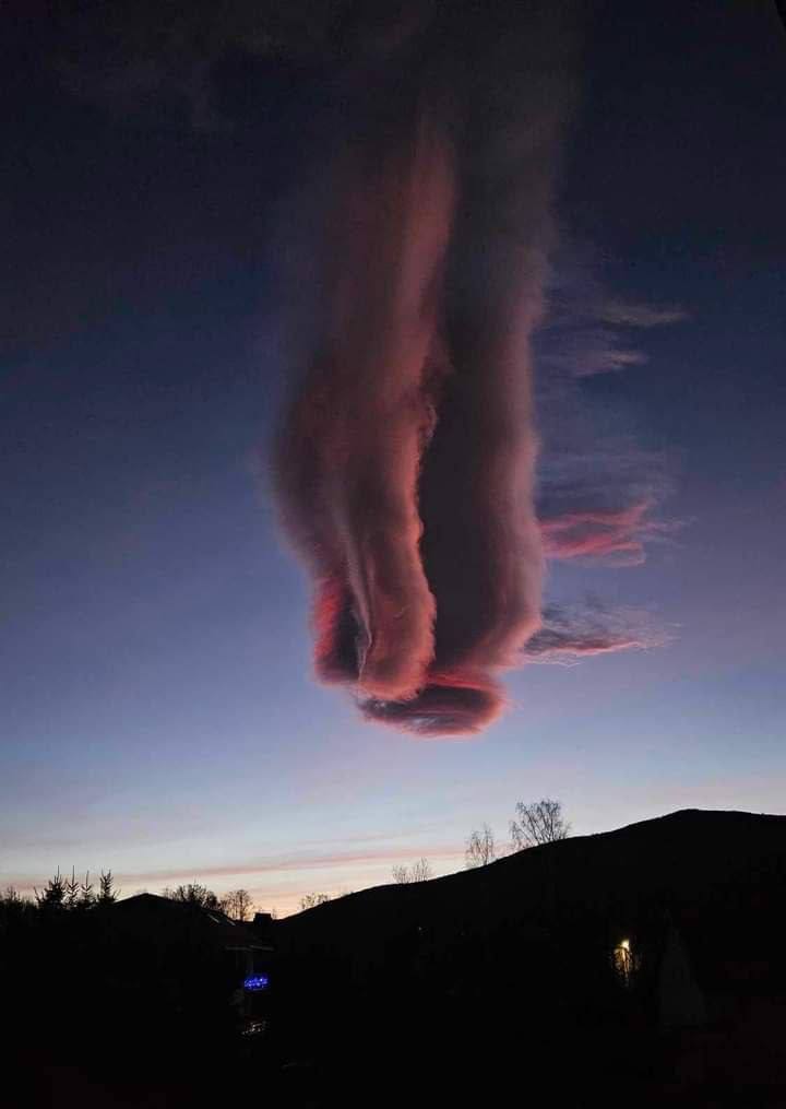 🇵🇱 Strange cloud formation was photographed yesterday at sunset over the town of Karpacz in Poland.

We must realize that our future depends on our responsibility!Now the most important thing is to talk about #realcauses of #CLIMATE to create a demand to the #scientists
#nrksjakk