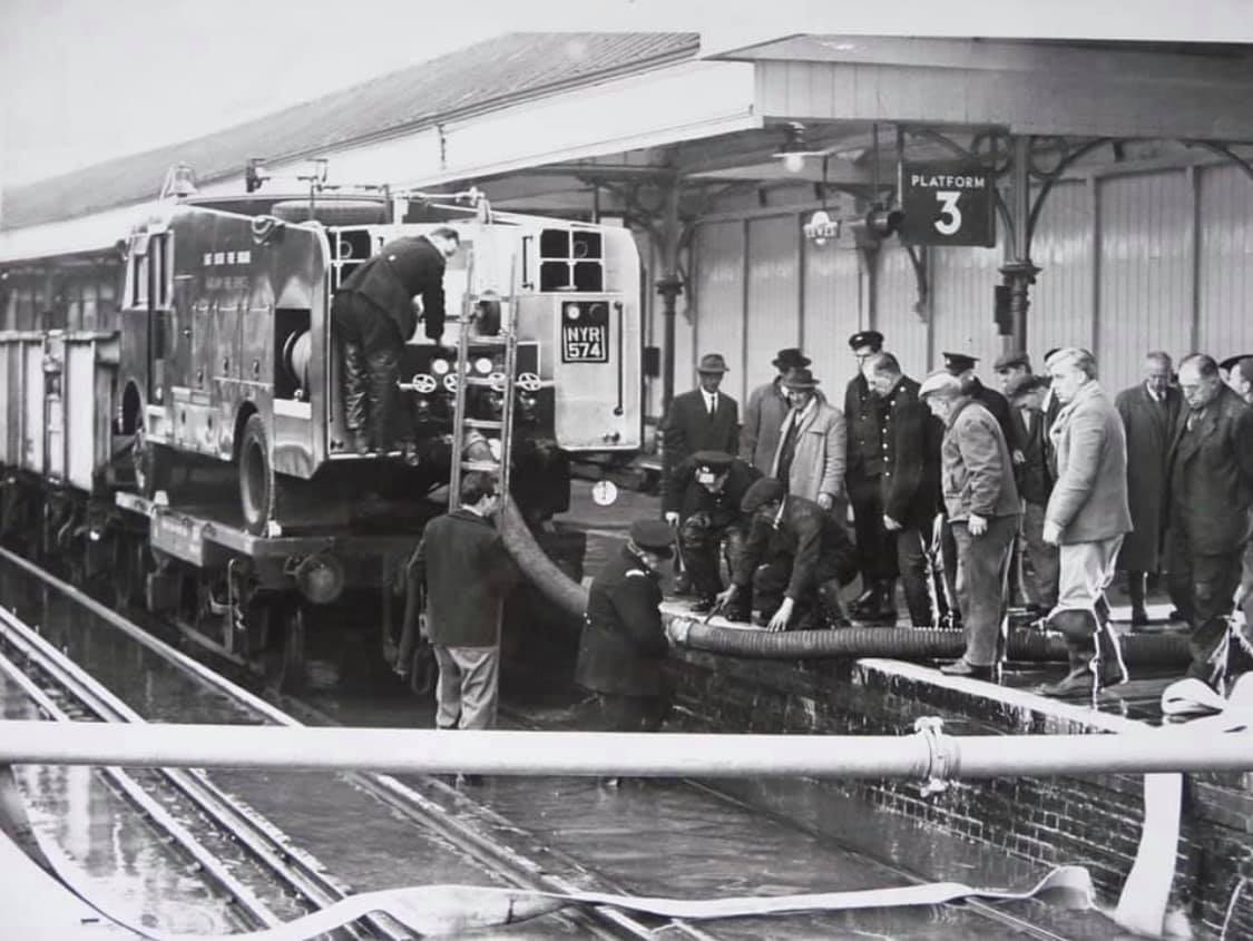 13milepost's tweet image. 📞"Do  you  have  a  pump-  err  No  but  I  know  someone  that  has"  with  a  hat  tip  to  issue12  of  the  "Southern  Way"  November  1960  At  Lewes  ,Fire  Engine  on  flat  wagon  #HardSuction   no  sign  of  #NILO  👩‍🚒👨‍🚒🦺🚒 #CaptainFlack   😇