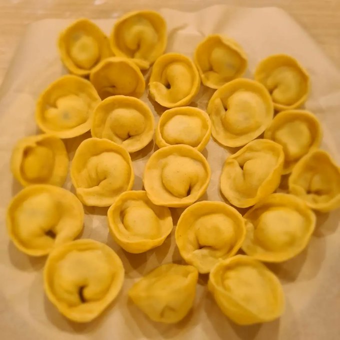 M&ecirc;me avec un rouleau de fortune comme j'avais pas de rouleau a p&acirc;tisserie j'ai quand m&ecirc;me r&eacute;ussi mes<a href="/tag/vareniki"class="tags"><span>#vareniki</span></a><a href="/tag/%D0%B2%D0%B0%D1%80%D0%B5%D0%BD%D0%B8%D0%BA%D0%B8"class="tags"><span>#вареники</span></a>