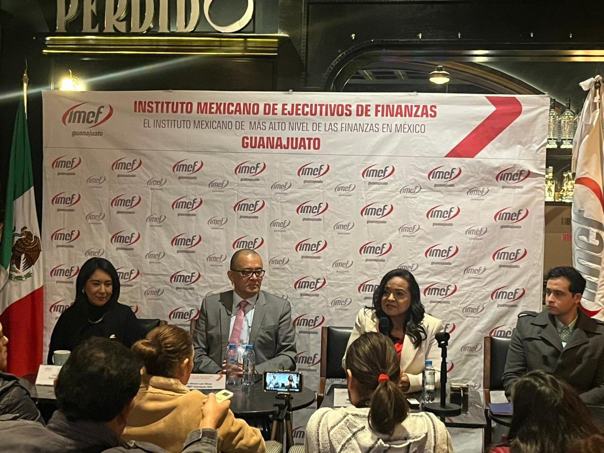 IMEFGto's tweet photo. Rueda de prensa se dio a conocer las proyecciones #económicas @IndicadorIMEF, presentación de Sergio Lara presidente IMEFGto 2024, @IselaRamirezRev presidenta nacional de mujeres líderes @IMEFOficial 2024, Isabel Mora Vicepresidenta nacional  atención y creación de valor al
Socio https://t.co/gU4nytmM78