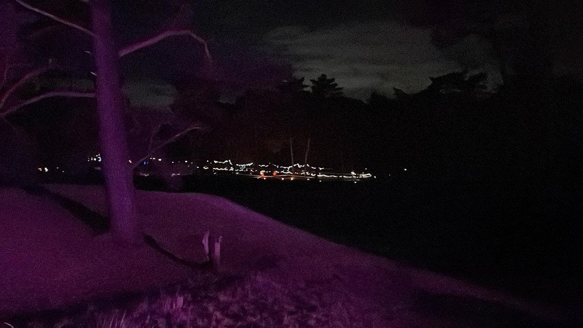 Een sliert van lichtjes door de duinen tijdens de Familie Donderrun 🏃🏼‍♀️🏃🏽‍♂️