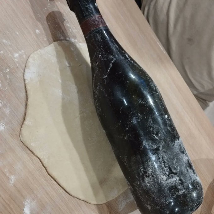 M&ecirc;me avec un rouleau de fortune comme j'avais pas de rouleau a p&acirc;tisserie j'ai quand m&ecirc;me r&eacute;ussi mes<a href="/tag/vareniki"class="tags"><span>#vareniki</span></a><a href="/tag/%D0%B2%D0%B0%D1%80%D0%B5%D0%BD%D0%B8%D0%BA%D0%B8"class="tags"><span>#вареники</span></a>