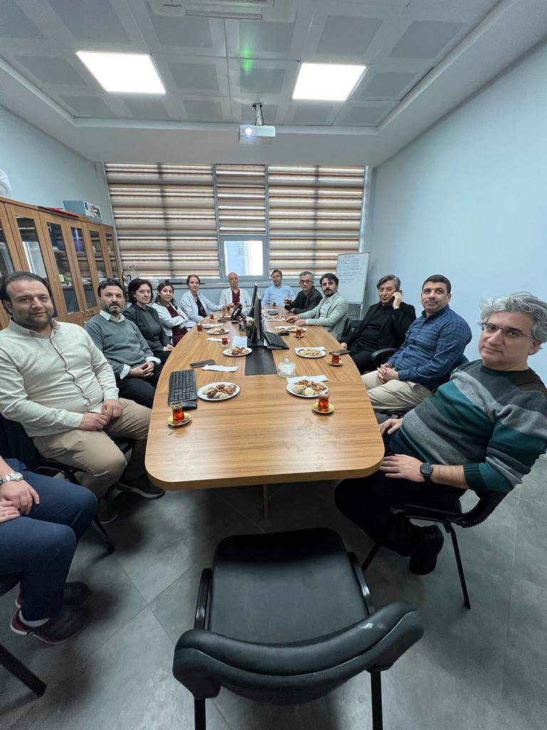 Gaziantep Üniversitesi Kahraman Eruslu Böbrek Nakli Hastanesi ekibi olarak 2023 yılını “123 böbrek nakli” ile bitirmenin haklı gurur ve mutluluğunu yaşıyoruz. 

Emeği geçen herkesin eline emeğine  sağlık… 

#Gaziantep #böbreknakli #kidneytransplant #diyaliz #Organdonation