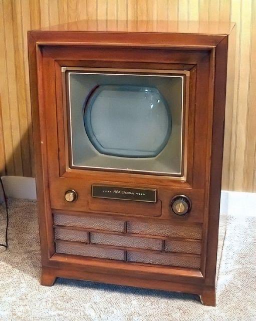 Matt_Cates's tweet image. #OTD in 1953, RCA’s “Compatible #ColorTV” debuted.
The 12.5” screen set originally sold for just under $1200 (by comparison, one could buy a nice new car for $2000).
“*Compatible” meant its image could be viewed in back &amp;amp; white on sets already in existence; CBS’s earlier “color