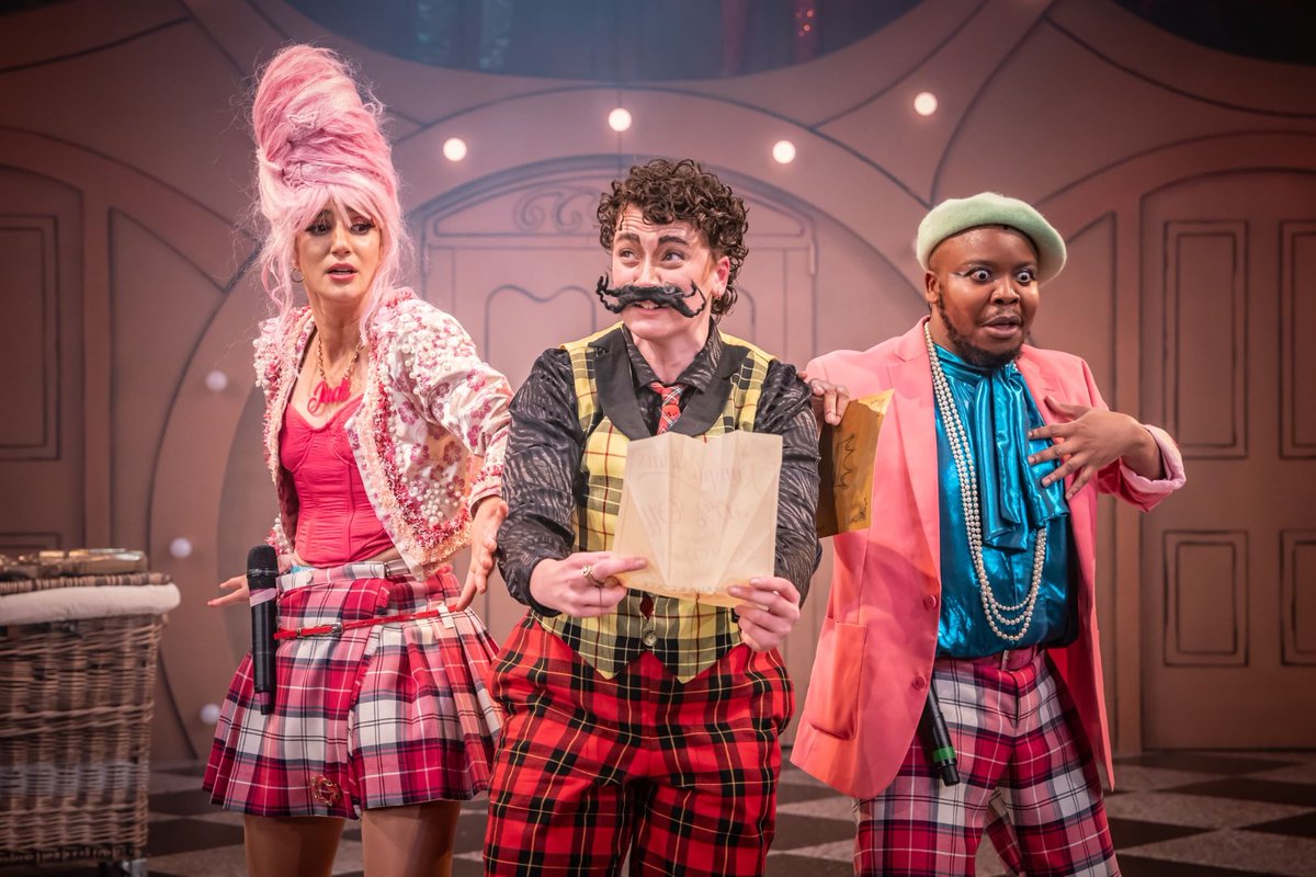 I saw this twice over Christmas. It's funny, very slick  but still with all the panto chaos you'd expect, and the music is just brilliant - the best I've heard in an actor-muso pantomime 🎵🎶🎷🎸And the Ooglays, esp <a href="/rebeccalealevy/">REBECCA LEVY</a> , were just hilarious #Cinderella <a href="/LivEveryPlay/">Liverpool Everyman & Playhouse theatres</a>