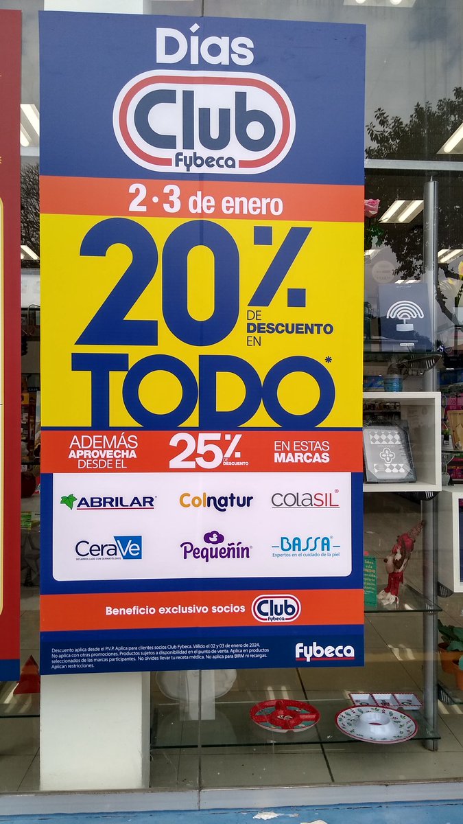 jrocagutierrez's tweet photo. El % de descuento en letras muy muy grandes, los días de descuento en números y letras pequeñas, una persona se engaña como me sucedió a mi que al pasar en el coche no  pude leer las letras pequeñas , resultado, no me aplicaron el descuento anunciado. Que tal? https://t.co/aq7aA8CDLf