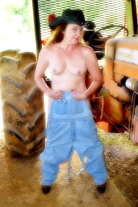 Do you think my tractor's sexy? - https://t.co/n5ZVgWxC4B  @Quentin_MDCVIII @_ValentinaCcs @MrHappyChap07<a class="tags" target="_blank" title="On Twitter" href="/?out=eyJ0eXAiOiJKV1QiLCJhbGciOiJIUzUxMiJ9.eyJpYXQiOjE3MjA3NjY2MjcsImlzcyI6InR3cG9ybnN0YXJzLmNvbSIsIm5iZiI6MTcyMDc2NjYyNywiZXhwIjoxNzUyMzAyNjI3LCJyZWRpcmVjdF91cmwiOiJodHRwczovL3R3aXR0ZXIuY29tL1F1ZW50aW5fTURDVklJSSJ9.1kKka9tWzkriMpufVsSwTMV4zbHQxPxdPMAHx86CuP9Ijys2KZhqTJ8pVTjmMxPmgABCLdDySqnSdHDuQk8WtA">@Quentin_MDCVIII</a><a href="/tag/mvsales"class="tags"><span>#mvsales</span></a>