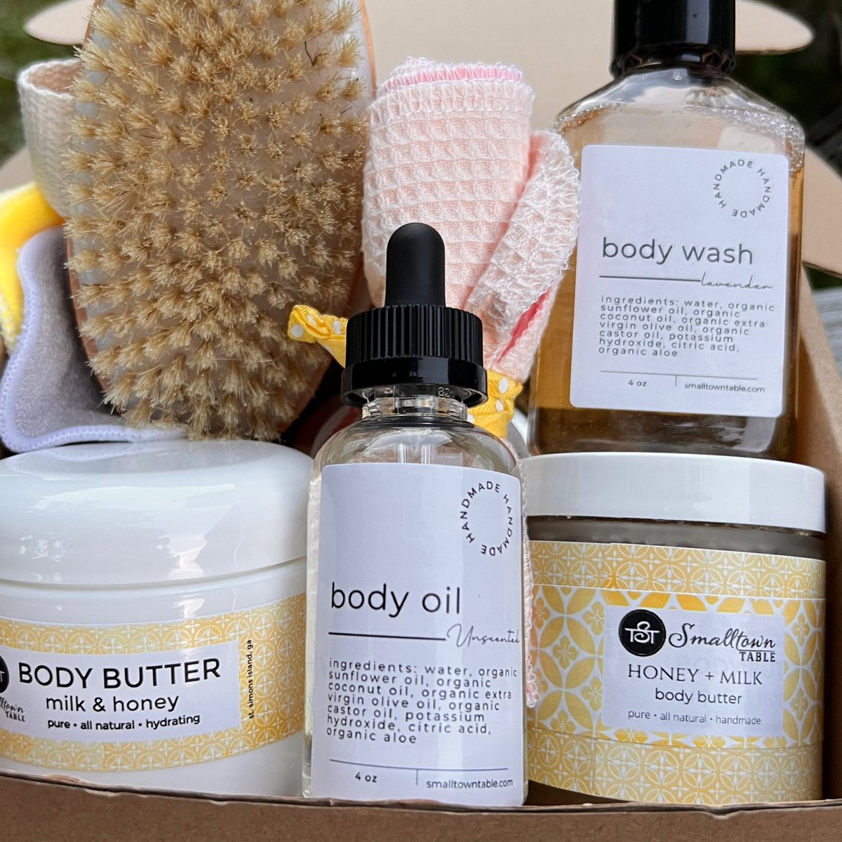 popular gift we created this month is our new Dry Brush Package. Dry brushing a few times a week is a must do in our world of hurry up and self care.  It’s so simple and takes like 2 minutes. 
1. Increases circulation 
2. Gently exfoliates
3. Drains lymphatic system