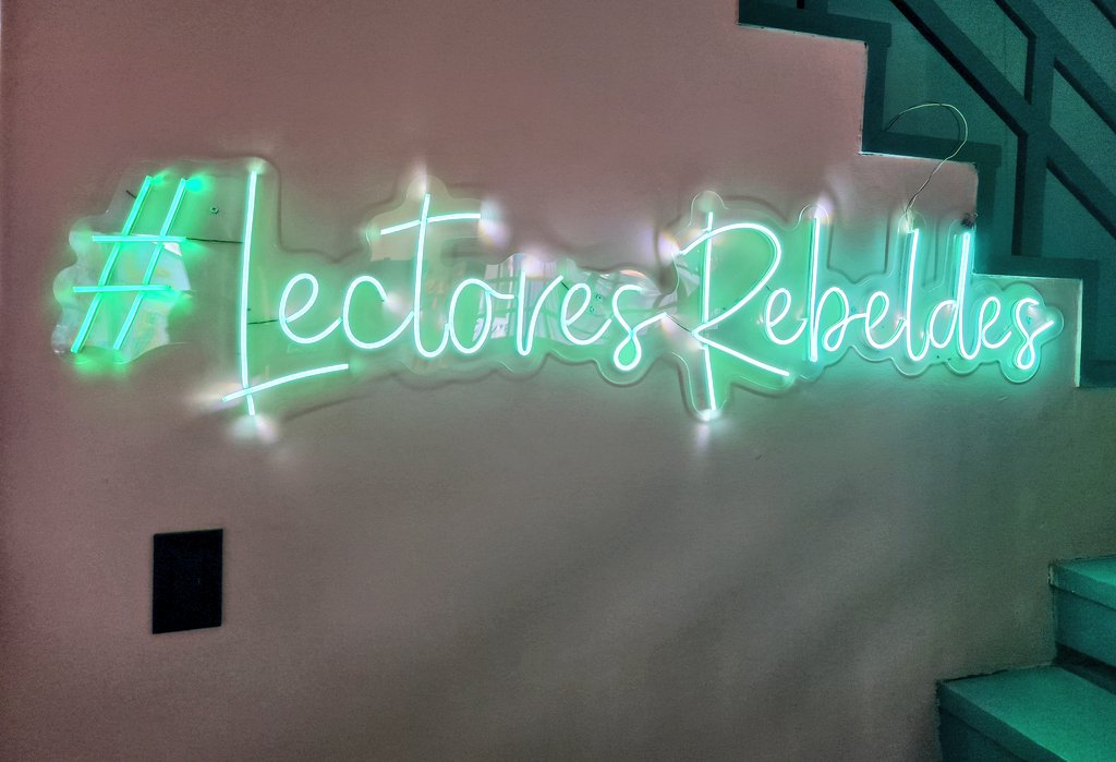 Ayer fuimos a conocer la nueva sede de <a href="/posdatalibreria/">Posdata Libros y Café</a>. Es un lugar vivo en dónde se esfuerzan, ofreciendo todo tipo de actividades, para que personas a partir de los 4 años abracen la lectura y la cultura en la ciudad. 

No dejen de ir y de apostar por esto 💜