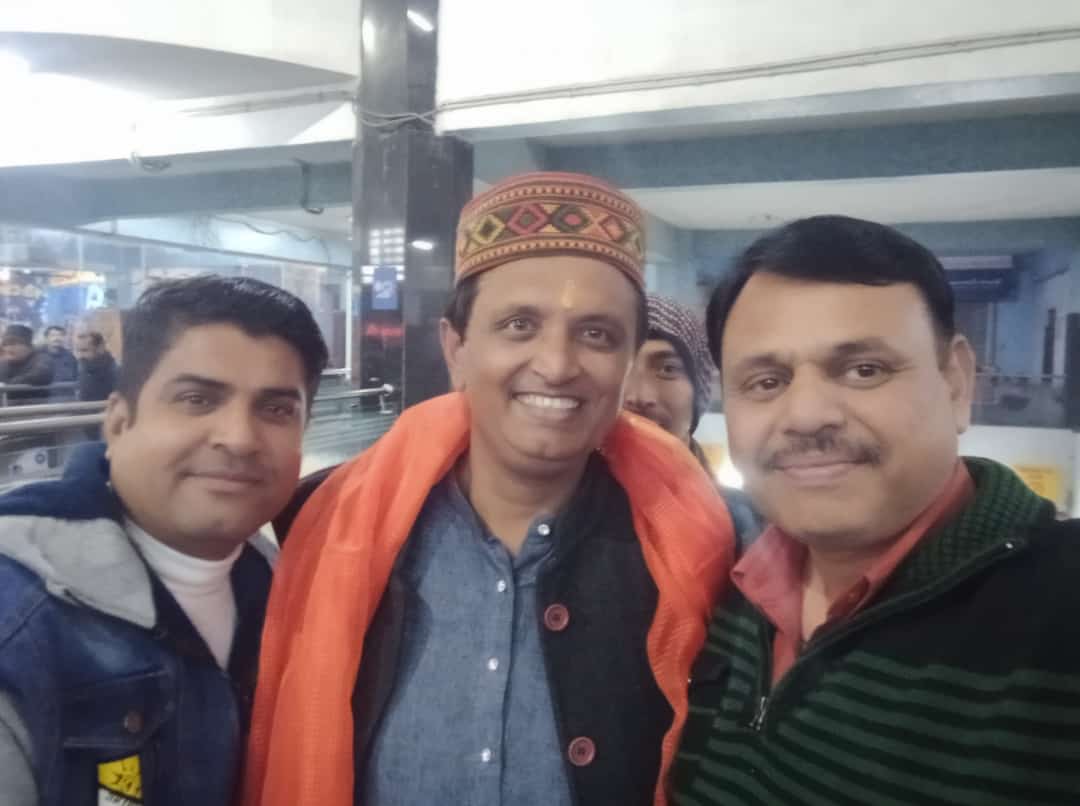 श्री प्रभु राम जी की नगरी अयोध्या से आनंद विहार रेलवे स्टेशन पर भारत बंदे रेल चलाने पर माननीय प्रधानमंत्री <a href="/narendramodi/">Narendra Modi</a> जी का धन्यवाद! आज <a href="/BJP4Delhi/">BJP Delhi</a> अध्यक्ष श्री <a href="/Virend_Sachdeva/">Virendraa Sachdeva</a> जी,<a href="/bjp4shd/">BJP Shahdara</a> अध्यक्ष श्री संजय गोयल जी के नेतृत्व में अयोध्या से आए रामभक्तों का तिलक लगा स्वागत किया