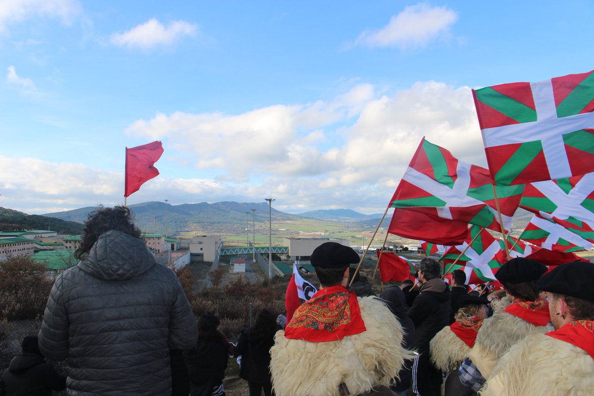 aske_eh's tweet photo. Gaurko espetxe martxako irudiak, eta indar errepresiboen jarreraren aurrean ateratako salaketa oharra. 

ERREPRESIOAREN GAINETIK EUSKAL HERRI LANGILEA AURRERA! 

PRESOAK KALERA AMNISTIA OSOA! https://t.co/VYg2yA8gla