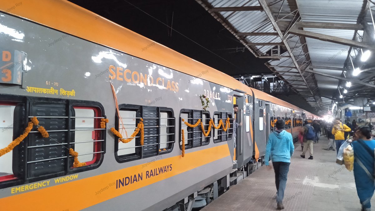joydeep316's tweet photo. Video of Inaugural special run of MLDT SMVB #AmritBharatExpress. Arrival and departure at #Andul station.
#IndianRailways 

https://t.co/vn8sYTSXav https://t.co/dmgfoGN2Ml