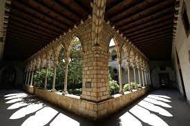 raulmontillacor's tweet photo. Muchas veces, cuando vienen amig@s a Esplugues, que no son de la zona, les sorprende la historia del monasterio de Montsió, ubicado en la calle Església. Y lo que más les llama la atención precisamente es que se trasladara su claustro gótico... en dos ocasiones (🧵hilo) https://t.co/CJj97Q58Up