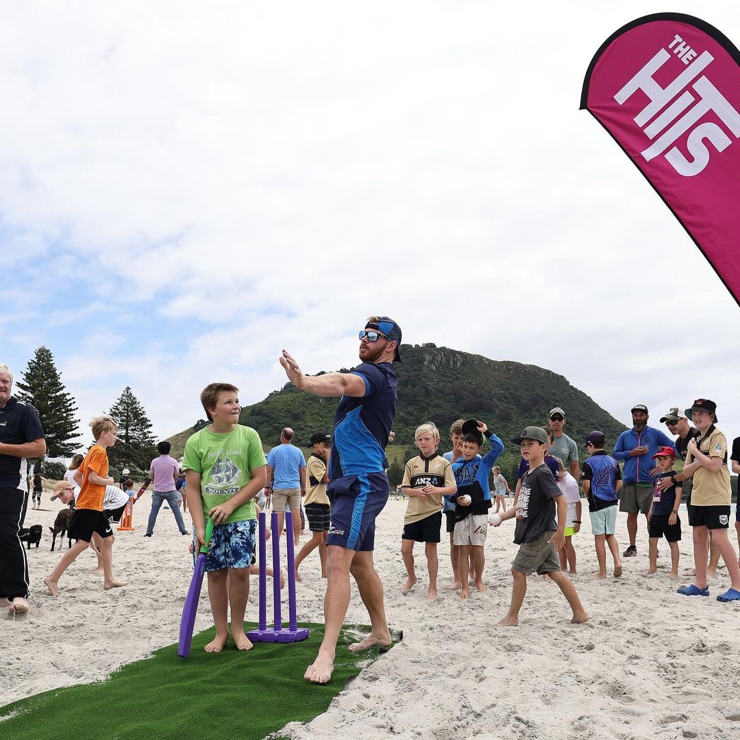 Glenn Phillips and his NZ teammates playing cricket with little kids at the beach ⛱️ 

#NZvBAN | #NZvsBAN