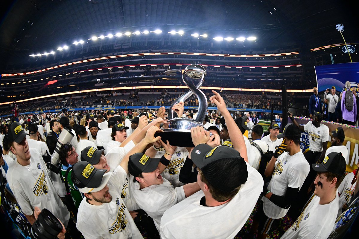 MizzouAthletics's tweet photo. Capped off 2023. Get your tickets for 2024โ๏ธ
๐๏ธ https://t.co/al936c64YN
#MIZ๐ฏ https://t.co/vQGNxdLiet