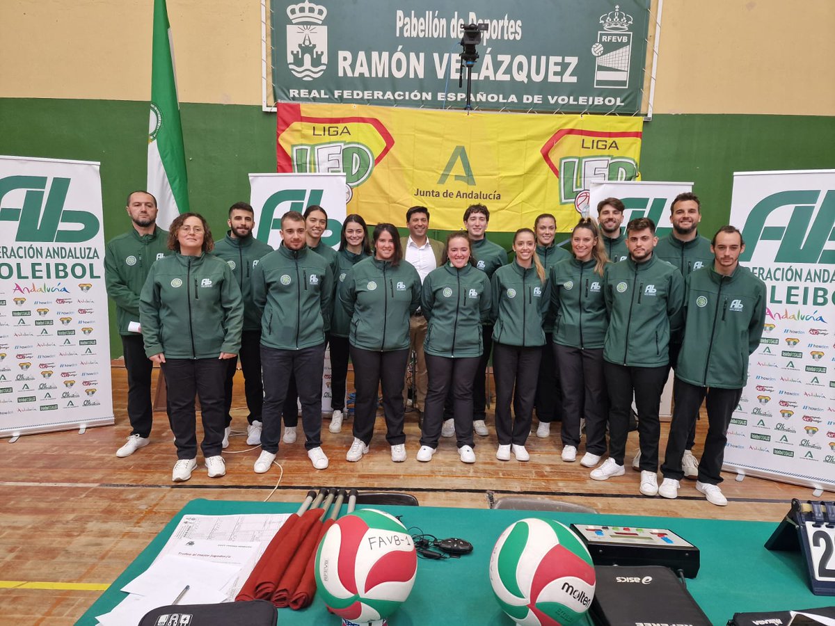 cursosVB's tweet photo. Éxito en la fase práctica del CURSO ARBITRO NIVEL II VOLEIBOL que se ha celebrado en el Cto. Andalucia Selecciones Prov Juveniles, nuestro #TorneoHerdugoFAVb. Gran nivel mostrado por nuestros árbitros y árbitras. ¡¡El arbitraje de voley andaluz tiene futuro!! @FAVB_ https://t.co/gN5Yy17jzD