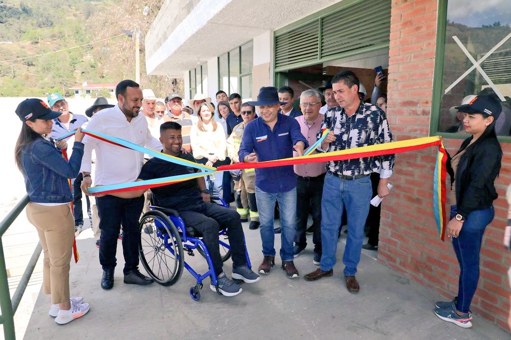nicolasgarciab's tweet photo. Inauguramos la Plaza de Ferias Ganaderas de Manta, con el diputado electo @juangayalac, el alcalde Guillermo Robayo y el alcalde electo Luis Felipe Vásquez. Este proyecto se hizo posible gracias al convenio entre el mpio, @DNPCOLOMBIA y el @ICCUGOB. Cuenta con pasarela, corrales para ganado, corrales para porcinos, zona administrativa y espacios comunes.
Lo prometimos y lo cumplimos!