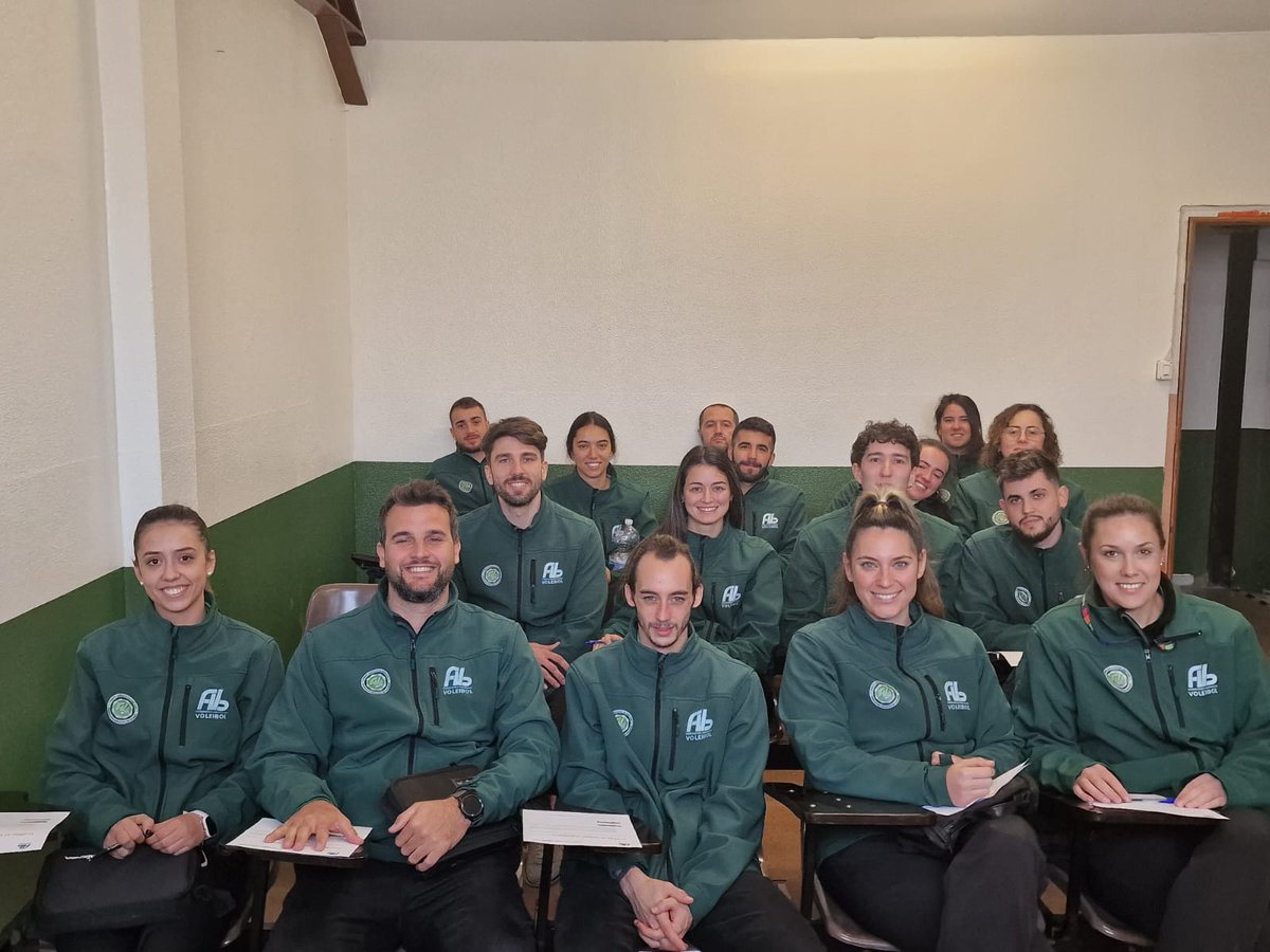 cursosVB's tweet photo. Éxito en la fase práctica del CURSO ARBITRO NIVEL II VOLEIBOL que se ha celebrado en el Cto. Andalucia Selecciones Prov Juveniles, nuestro #TorneoHerdugoFAVb. Gran nivel mostrado por nuestros árbitros y árbitras. ¡¡El arbitraje de voley andaluz tiene futuro!! @FAVB_ https://t.co/gN5Yy17jzD