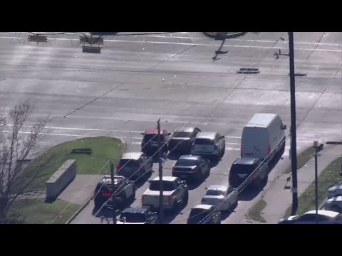 Fresh details have emerged regarding a dramatic police chase in north Houston on Friday. Following the apprehension of the driver and the towing of the vehicle, both police and a wrecker driver reported discovering a nude woman inside.

thestreetssalute.com/nude-woman-jum…