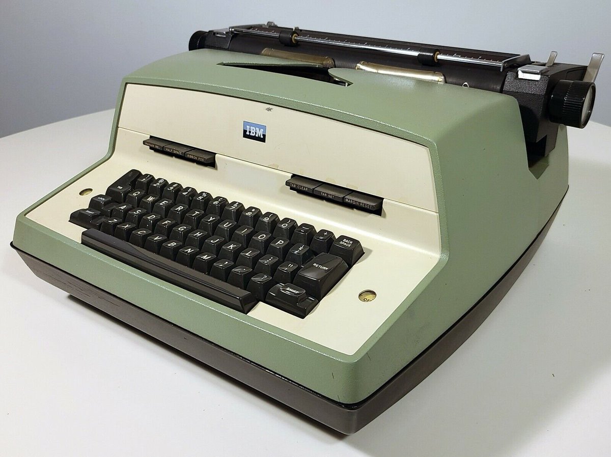 Anyone ever use one of these? How many WPM can you type? Do you remember how to center? #oldschool #HappyNewYear