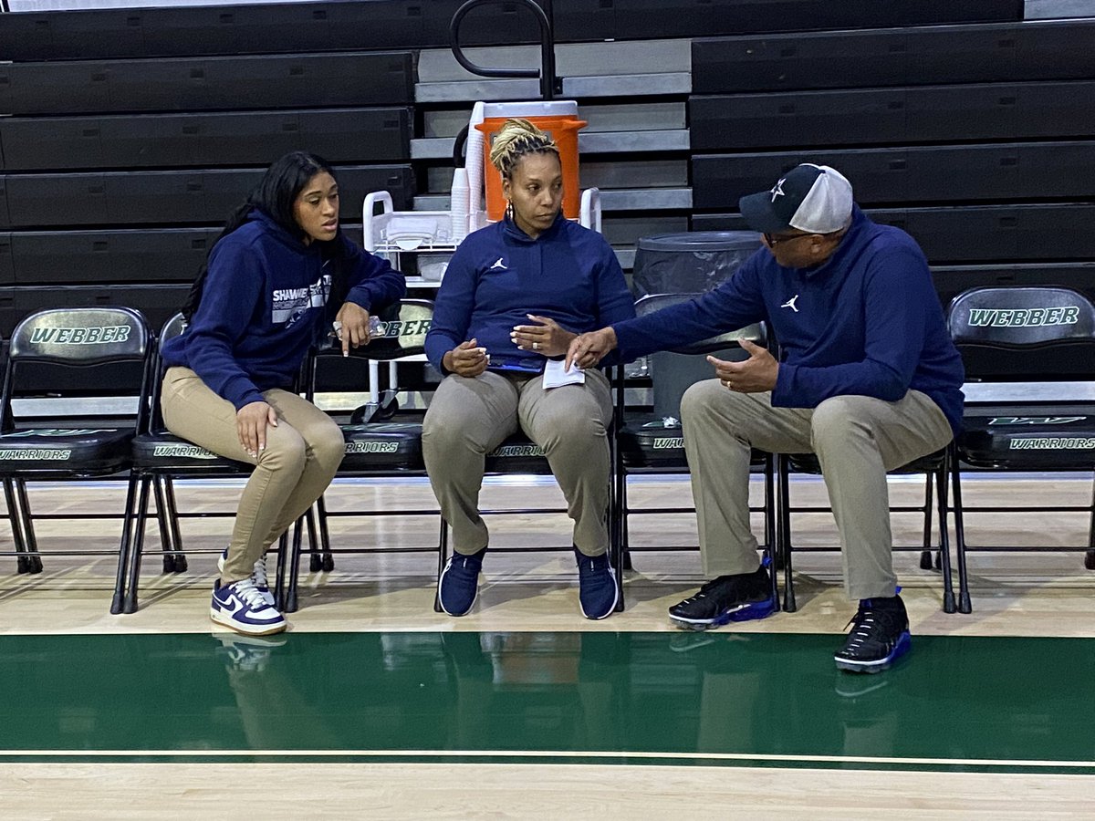 SSUWBB's tweet photo. Pregame meeting of the minds 🤗
#coachestalk
#preparationiskey https://t.co/FFC8ruy0Aw