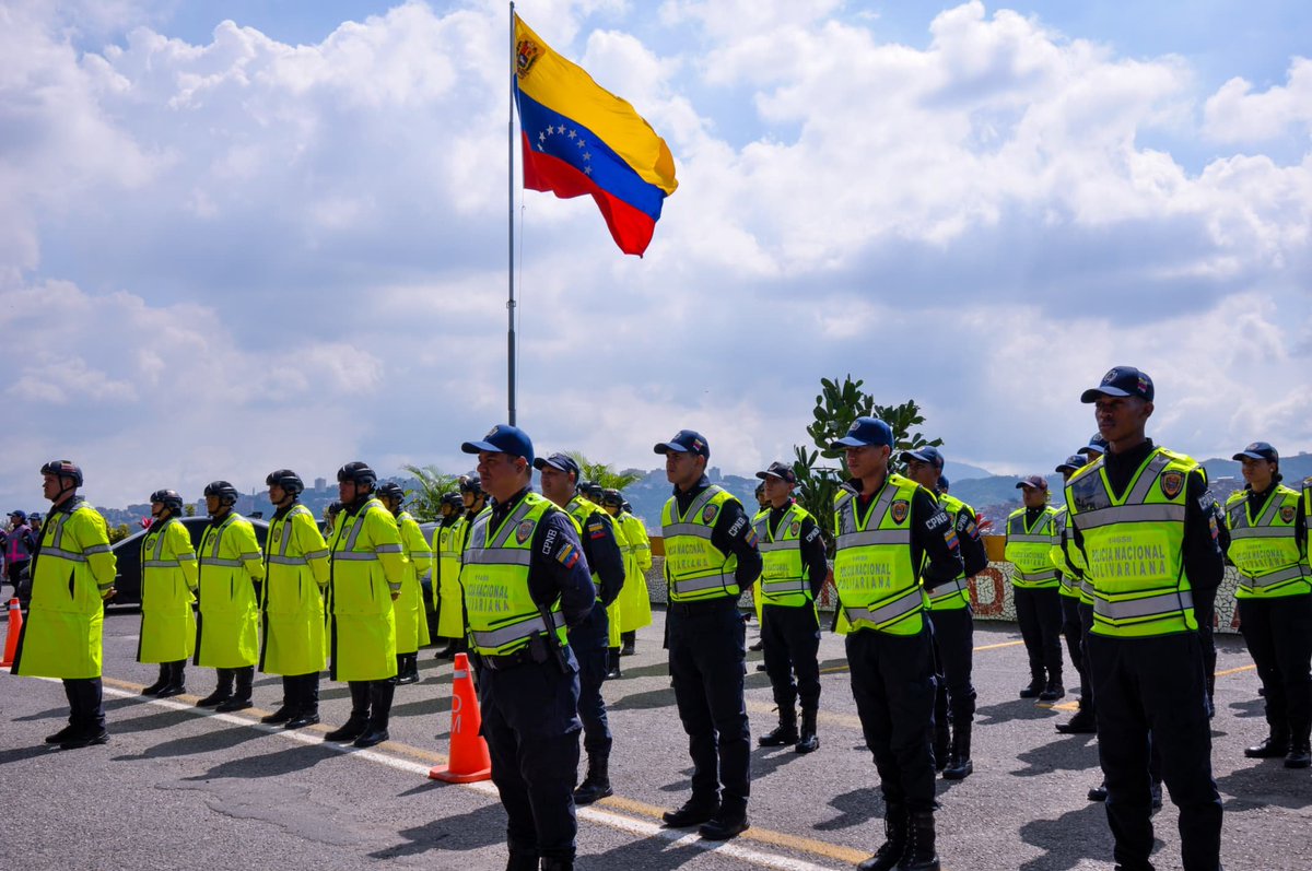 Cuerpo de Policía Nacional Bolivariana. tweet media