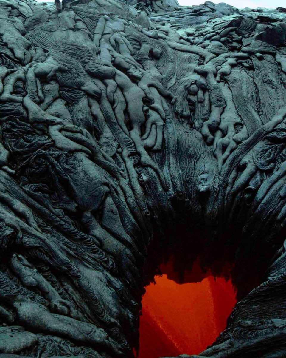 AvatarDomy's tweet image. Planetary Visions of Dante's inferno? No, but a fantastic capture by USGS of crystalized lava that has flowed and solidified into contorted channels while molten rock continue to flow underneath it. Amazing planet! For scale the lava wall is about 4-m high. 

📷 Credit USGS