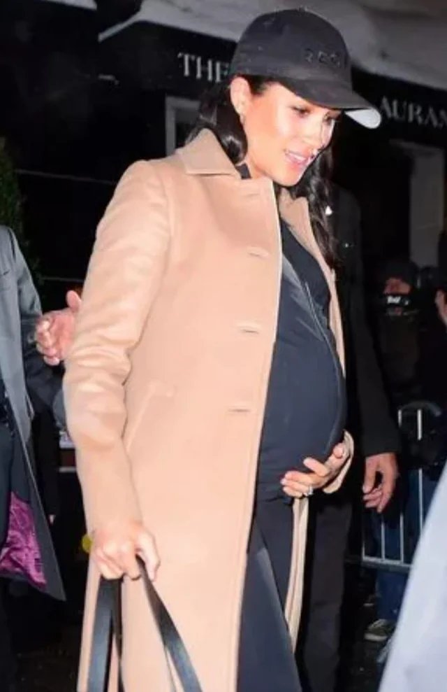 😂Is the belly matching the baseball cap's shape?😂🏀🏀🏀🏀⚽️⚽️⚽️⚽️🥎🥎⚾️⚾️🏐🏐🏀🏀🏀🏀
How many camera tricks did she use to highlight the belly? #MeghanMarkleAmericanPsycho #DumbPrinceAndHisStupidWife #moonbumpmeghan