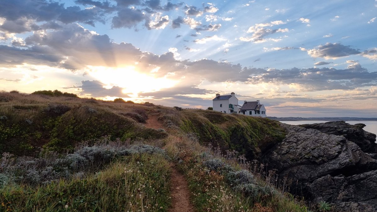 Clohars-Carnoët, Bretagne 📍 du côté du Pouldu 🌾. Le long des falaises où les embruns 🌊 aux lever du jour apportent une atmosphère si particulière.  Un merveilleux souvenir de 2023. #baladesympa #Bretagne #quimperle #cloharscarnoet #MagnifiqueFrance