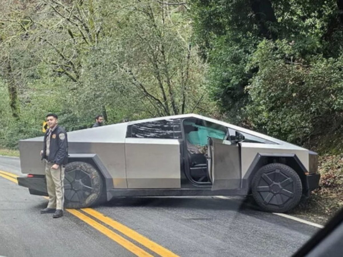DramaAlert's tweet photo. The first ever Tesla Cybertruck crash has been recorded in California ‼️😳 https://t.co/PqINtyjGH4