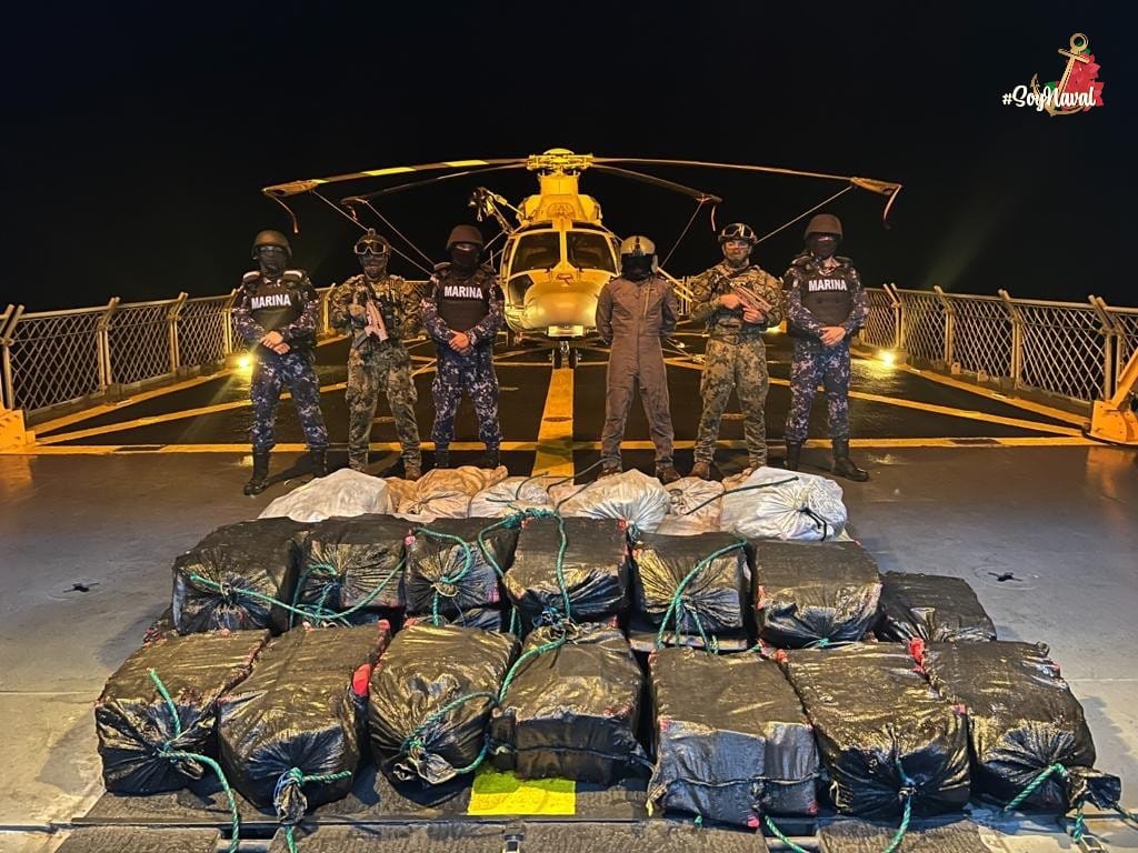SEMAR_mx's tweet photo. #AlMomento 🚨 

#MARINA supera RÉCORD ANUAL de aseguramientos durante la presente administración.

⚓️ Se aseguraron: 604 toneladas de precursores químicos, 367 toneladas de metanfetamina, 56 toneladas de marihuana y 48 toneladas de cocaína. 

⚓️ Se localizaron y desactivaron: 189 laboratorios clandestinos, empleados para la producción de drogas sintéticas.

⚓️ Se logró asegurar: 101.82 toneladas de cargamento contaminado con cocaína y 55 toneladas de cargamento contaminado con metanfetamina en puertos del país.

Más información en el #ComunicadoDePrensa 🗒️🖊️: https://t.co/40tZbulLsd

#MarinosMexicanos #ParaServirAMéxico