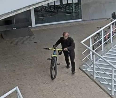 🧵Abro hilo. Se solicita ayuda para encontrar a esta persona amante de lo ajeno, se le hizo fácil llevarse esta bicicleta la cual dejaron afuera de las oficinas del patronato de la Feria durante una junta, para firma de contrato...