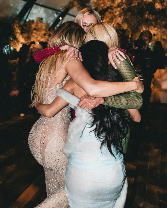 Watch Kim Kardashian's leaked NSFW photo on TwXstars