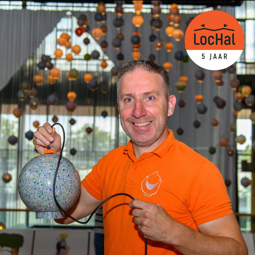 🎉𝟱 𝗝𝗔𝗔𝗥 𝗟𝗢𝗖𝗛𝗔𝗟🎉
Dé blikvanger van de LocHal is de circulaire Kroonluchter013 die gemaakt is van 10.000 ingezamelde PET-flesjes. Normaal hangt hij hoog in de lucht, maar voor ons 5-jarige bestaan komt hij op 19 januari naar beneden. lochal.nl/5-jaar-lochal