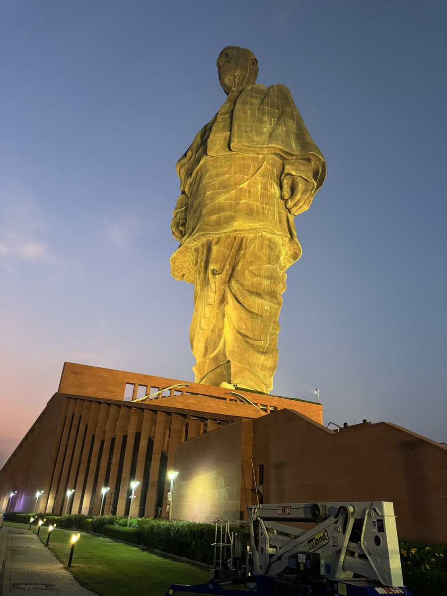 #StatueofUnity🇮🇳built as an ode to the Iron Man of India, Sardar Vallabhbhai Patel, the first home minister of independent India. He was responsible for uniting all 562 princely states of the country to build the Republic of India.